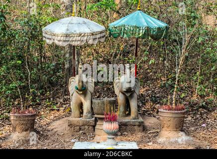 Muschio sulla pietra elefante scultura Prasat Krahom paesaggio archeologico Di Koh Ker al luogo di Angkor Wat nel nord-ovest Cambogia Foto Stock