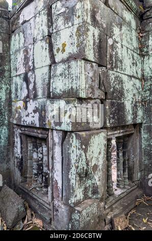 Prasat Krahom mattoni rossi Tempio indù a Koh Ker. Muschio sul mattone di pietra arenaria laterite blocchi archeologici Paesaggio di Koh Ker, camma nord-occidentale Foto Stock