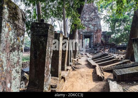 Prasat Krahom mattoni rossi Tempio indù a Koh Ker. Muschio sul mattone di pietra arenaria laterite blocchi archeologici Paesaggio di Koh Ker, camma nord-occidentale Foto Stock