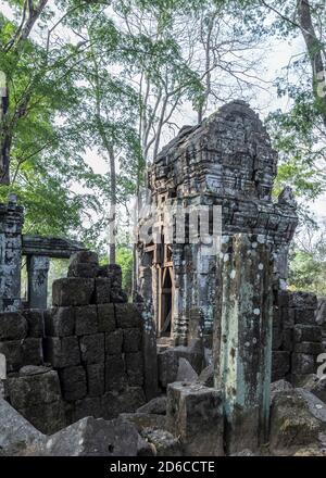 Prasat Krahom mattoni rossi Tempio indù a Koh Ker. Muschio sul mattone di pietra arenaria laterite blocchi archeologici Paesaggio di Koh Ker, camma nord-occidentale Foto Stock