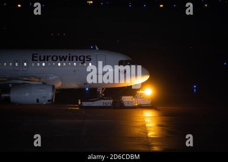 Berlino, Germania. 15 Ott 2020. Una macchina della compagnia aerea eurowings viene trascinata nella sua posizione di partenza all'aeroporto di Tegel. Il 31 ottobre è previsto l'avvio delle attività del nuovo aeroporto di capitale BER a Schönefeld. Otto giorni dopo, l'ultimo aereo passeggeri decolterà da Tegel prima che l'aeroporto sia chiuso. Credit: Paul Zinken/dpa-Zentralbild/dpa/Alamy Live News Foto Stock