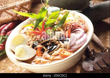 Asam Laksa, una saporita, piccante e piccante zuppa di pasta di riso a base di pesce malese Foto Stock