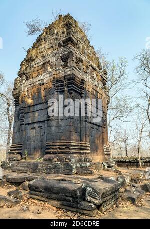 Antica torre di mattoni Prasat PRAM rovine del tempio di Koh Ker Siem Reap Cambogia. Città di Angkor e Templi monumento architettonico. Tour di Angkor Wat. Foto Stock