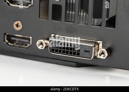 Scheda grafica per computer, concentrarsi sui connettori DVI, HDMI, DisplayPort su sfondo bianco. Foto Stock