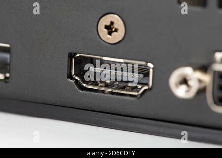 Scheda grafica per computer, concentrarsi sui connettori HDMI e DisplayPort su sfondo bianco. Foto Stock