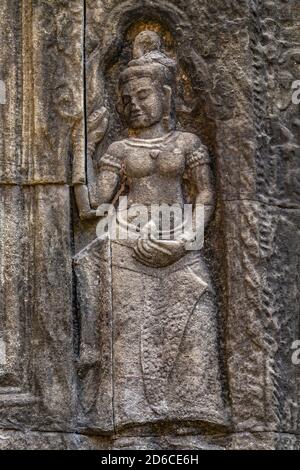 Apsara Khmer danza pietra scultura sulla parete. Rilievo di devata al tempio di Angkor Wat scultura sulla facciata. Siam Reap Cambogia nel complesso di Angkor Wat Foto Stock