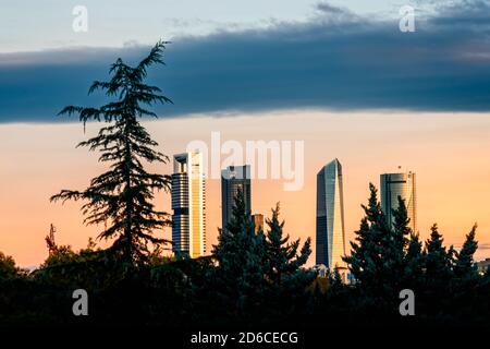 Madrid, Spagna - 26 settembre 2020: Vista panoramica della zona commerciale di Cuatro Torres Foto Stock