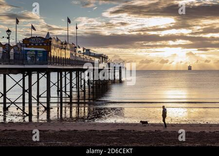 Paignton, Devon, Pier, Spiaggia, Cloudscape, costa, Inghilterra, orizzontale, senza persone, all'aperto, Fotografia, Mare, Sole, sole, Alba - Alba, Vacati Foto Stock