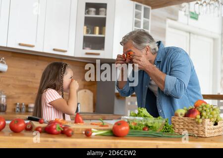 Carino bambina e il suo bel papà stanno divertendosi mentre cucinando in cucina a casa. Foto Stock