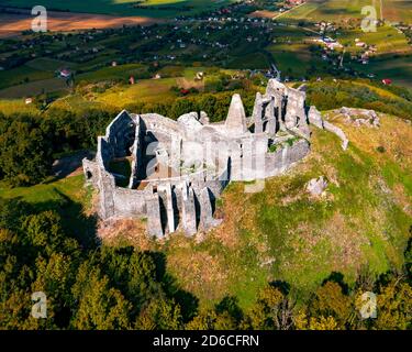 Rovine del castello di Somlo in Balaton Highland vicino alla città di Doba. Storico piccolo forte che cosa costruito nel 13 ° secolo. Erano molti proprietari. Foto Stock