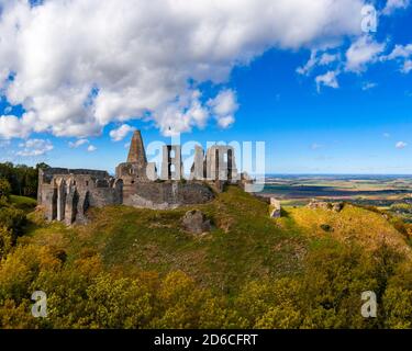 Rovine del castello di Somlo in Balaton Highland vicino alla città di Doba. Storico piccolo forte che cosa costruito nel 13 ° secolo. Erano molti proprietari. Foto Stock