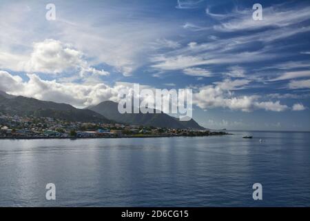 Vista mattutina dalla nave al mare sull'isola di Dominica, porto di Roseau, Caraibi. Foto Stock