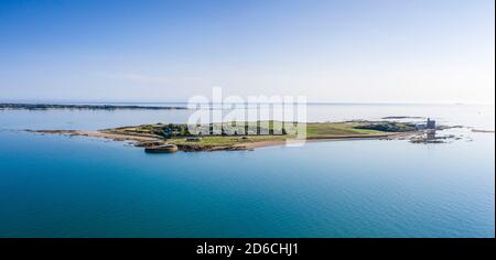 Francia, Manica, Cotentin, Val de Saire, Saint Vaast la Hougue, Isola di Tatihou con il Tour Vauban elencato come Patrimonio Mondiale dall'UNESCO (vista aerea) // Foto Stock