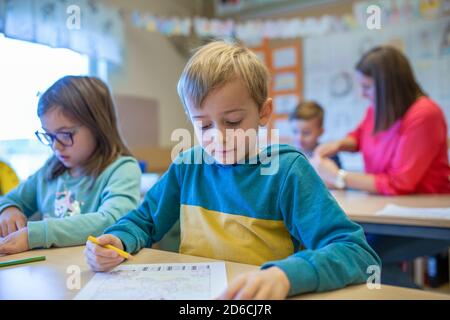 Ragazzo in aula Foto Stock