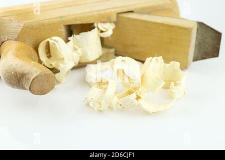 Particolare del tradizionale piano di sollevamento in legno con trucioli isolati su sfondo bianco. Vecchio piano martinetto manuale e trucioli di legno. Foto Stock