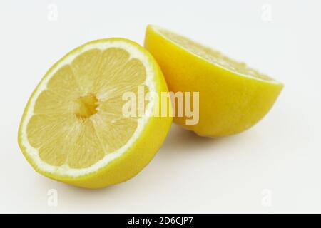 Limoni freschi a metà isolati su sfondo bianco. Limone fresco giallo a fette separato su sfondo bianco Foto Stock