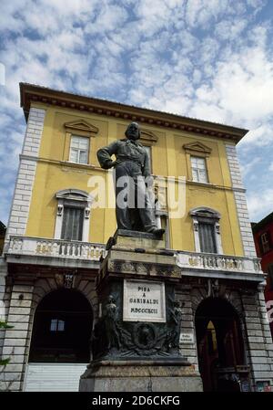 Italia, Toscana, Pisa. Monumento di Giuseppe Garibaldi (1807-1882). Leader politico e militare italiano. Scultura in bronzo dello scultore italiano Ettore Ferrari (1845-1929) nel 1892. Foto Stock