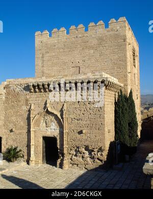 Spagna, Andalusia, Almeria. L'Alcazaba. Complesso fortificato la cui costruzione fu commissionata dal Califfo di Cordova, Abd ar-Rahman III nel 995 e terminata da Hayran, taifa re di Almeria, nel 11 ° secolo. Il complesso fu ampliato sotto calihp al-Mansur e, più tardi, sotto al-Jairan. Ingresso gotico alla Torre dell'omaggio Foto Stock