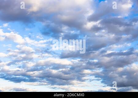 molte nuvole basse grigie e bianche nel pomeriggio di autunno blu cielo Foto Stock