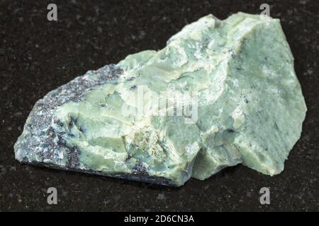 Minerale naturale della collezione geologica - roccia cruda di Teisky Jade (Hantigyrite, serpentina khakassian) con magnetite, serpentina, minerali di ematite f Foto Stock