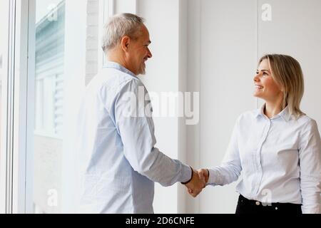 Uomini d'affari che hanno stretta di mano Foto Stock