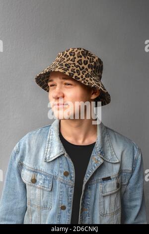 Ritratto di uomo che indossa cappello da sole Foto Stock