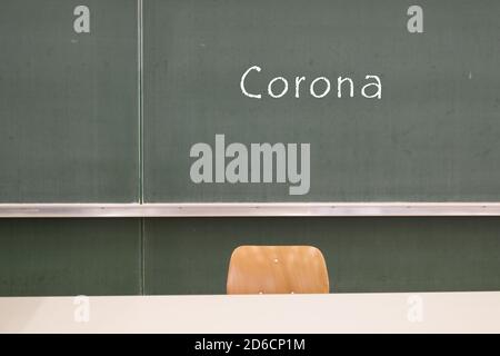 Corona è scritto su un consiglio di amministrazione nella scuola in tedesco Foto Stock