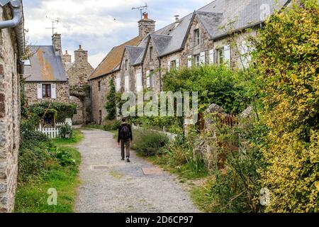 Francia, Manica, Cotentin, Regneville sur Mer, strada e case tradizionali nel villaggio // Francia, Manica (50), Cotentin, Regnéville-sur-Mer, Ruell Foto Stock