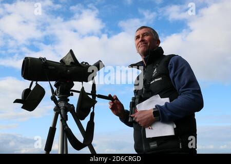 Andrew Upton, responsabile della campagna del National Trust per East Down, sulle rive di Strangford Lough a Newtownards, Irlanda del Nord, mentre il National Trust intraprende il loro conteggio annuale della popolazione canadese Brent Geese. Tra le 20,000 e le 30,000 oche arrivano sul lough ogni anno dopo essere partiti dal Canada. Foto Stock