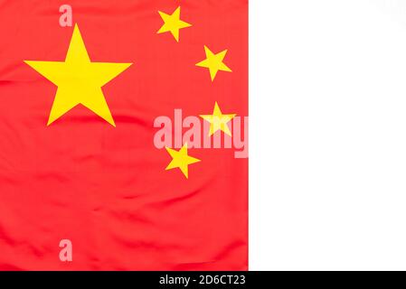 Parte della bandiera di tessuto della Cina o bandiera nazionale di La Repubblica popolare cinese su bianco Foto Stock