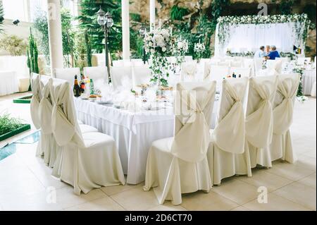 Il tavolo del matrimonio in colori pastello è decorato con fiori e un candelabro d'epoca. Foto Stock