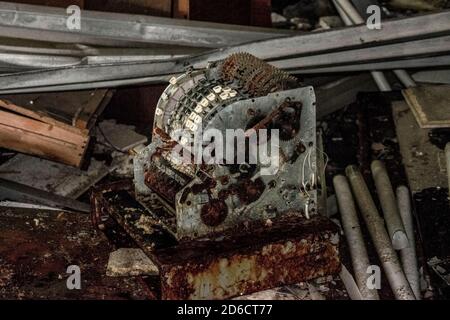 Zona residenziale abbandonata, presa dalla natura. Zona di esclusione di Cernobyl. Ucraina Foto Stock