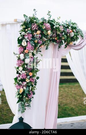 Dettagli floreali della cerimonia nuziale all'aperto. Primo piano di bouquet floreali e composizioni. Foto Stock