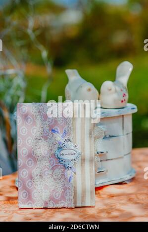 Album di scrapbooking personalizzato per i ricordi. Stile ed elementi vintage. Foto Stock