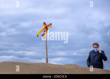 Wittenberge, Germania. 16 Ott 2020. Andreas Scheuer (CSU), Ministro federale dei trasporti, sta per rompere il terreno per l'inizio della costruzione del nuovo ponte dell'Elba che collega gli stati federali nel corso della futura autostrada federale 14 nella sezione Seehausen-Nord e Wittenberge. La cosiddetta estensione settentrionale dell'A14 è stata progettata e costruita per anni. La nuova tratta lunga 155 chilometri collegherà la A14 esistente da Magdeburgo a Schwerin e al Mar Baltico. Credit: Jens Büttner/dpa-Zentralbild/dpa/Alamy Live News Foto Stock