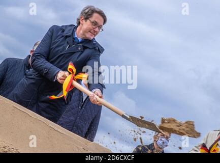 Wittenberge, Germania. 16 Ott 2020. Andreas Scheuer (CSU), Ministro federale dei trasporti, sta rompendo per l'inizio della costruzione del nuovo ponte dell'Elba che collega gli stati federali della Germania lungo la futura autostrada federale 14 nei tratti Seehausen-Nord e Wittenberge. La cosiddetta estensione settentrionale dell'A14 è stata progettata e costruita per anni. La nuova tratta lunga 155 chilometri collegherà la A14 esistente da Magdeburgo a Schwerin e al Mar Baltico. Credit: Jens Büttner/dpa-Zentralbild/dpa/Alamy Live News Foto Stock