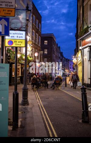 I clienti possono gustare un drink socialmente distanziato e chiacchierare ai tavoli della strada, fuori dalla casa pubblica White Swan, nel Covent Garden di Londra. Come molti Foto Stock