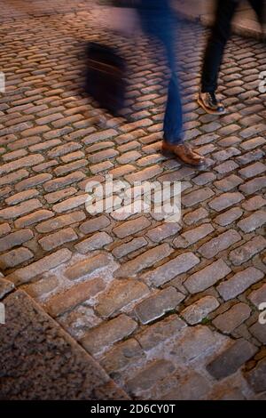 I visitatori potranno attraversare le ciottole dell'atrio della Somerset House on the Strand, nel West End di Londra, dopo una serata di autunno. 09 ottobre 2020. Foto: Neil Turner Foto Stock