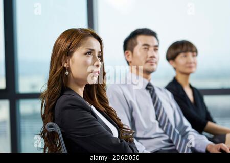 dirigenti aziendali asiatici che ascoltano attentamente durante la presentazione o la formazione Foto Stock