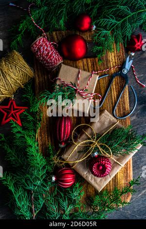 Pacchetto Natale con scatole regalo decorate con nastro e. baubles Foto Stock