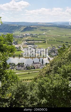 Valle della Mosella con fiume Mosella e piccolo villaggio Foto Stock