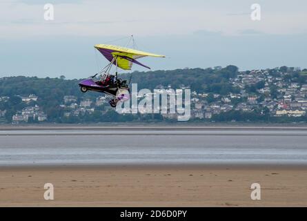 Un velivolo ultraleggero che decollo sulla spiaggia di Arnside, Cumbria. REGNO UNITO Foto Stock