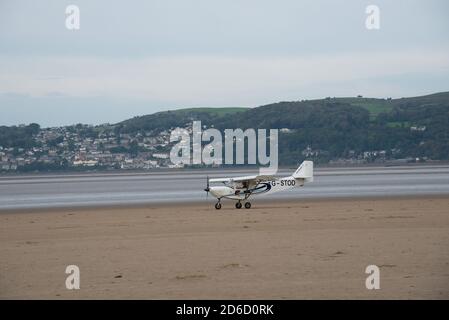 Un velivolo ultraleggero che decollo sulla spiaggia di Arnside, Cumbria. REGNO UNITO Foto Stock