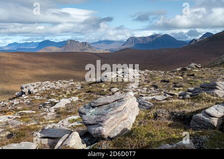 Suilven, Stac Pollaidh e Cull Mor che dominano la vista dalle pendici di Cairn Conmheall, Coigach Peninsula, Wester Ross, Highlands della Scozia Foto Stock