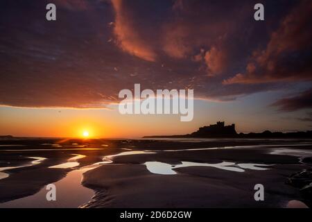 Bamburgh Sunrise Foto Stock