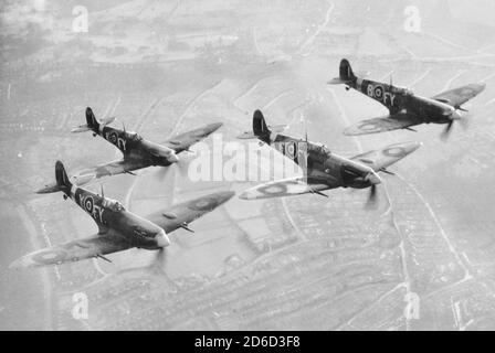 Una rara immagine della seconda Guerra Mondiale - 1942 di uno squadrone di Spitfire in azione utilizzando le nuove versioni a quattro pale del propellor migliorato Spitfire. Dagli archivi del Servizio Ritratto stampa (formerly Press Portrait Bureau) Foto Stock