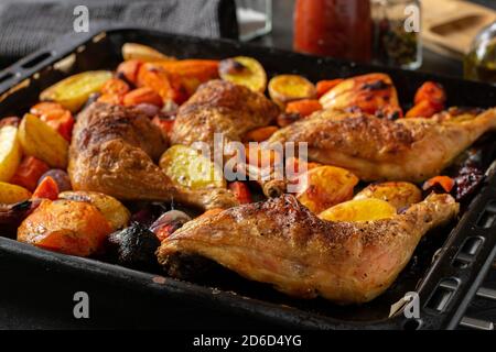 cosce di pollo arrosto con verdure Foto Stock