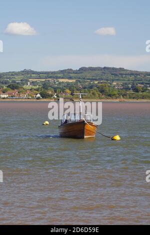 Barca di legno ormeggiata sull'estuario exe da Turf Locks in una soleggiata tarda giornata estiva. Exeter, Devon, Regno Unito. Foto Stock