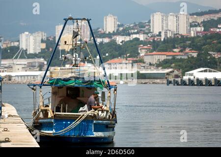 18.06.2020, Rijeka, Primorje-Gorski Kotar, Croazia - pescatori che pescano nel porto. 00A200618D225CAROEX.JPG [RELEASE DEL MODELLO: NO, RELEASE DELLA PROPRIETÀ: NO ( Foto Stock