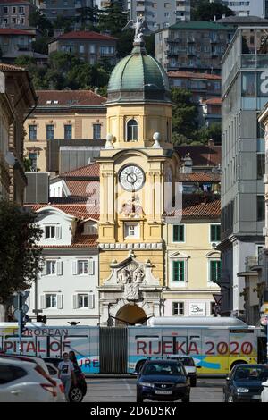 18.06.2020, Rijeka, Primorje-Gorski Kotar, Croazia - Torre della città di Rijeka, sotto un autobus con pubblicità per la capitale europea della cultura 2020. 00A200618 Foto Stock